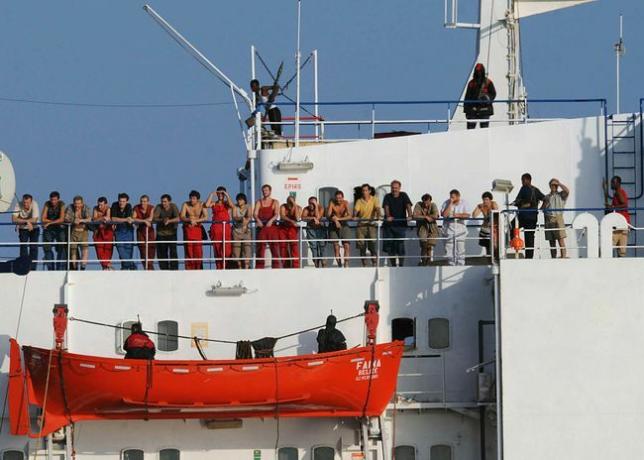 Az MV Faina nevű kereskedelmi hajót tartó szomáliai kalózok a legénységgel együtt a hajó fedélzetén állnak 2008. október 19-én.