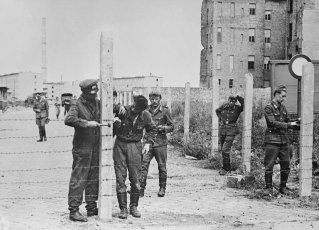 Katonák szögesdrótkerítésekkel állítják elő a berlini fal előkészítésekor, 1961. augusztus 14.