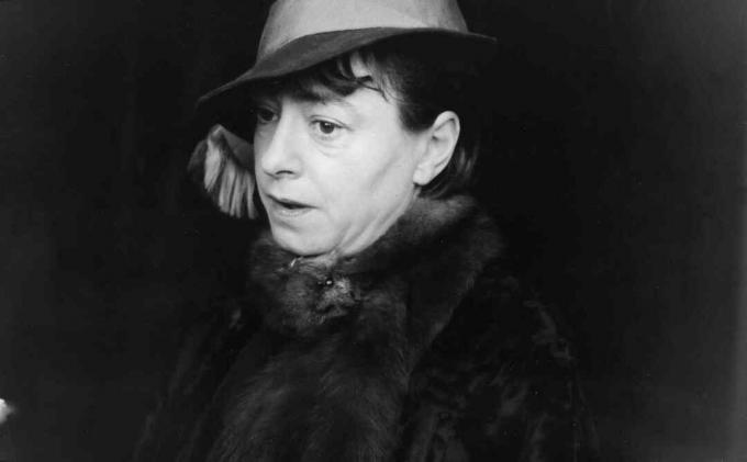 Kalap és bundája Dorothy Parker portréja