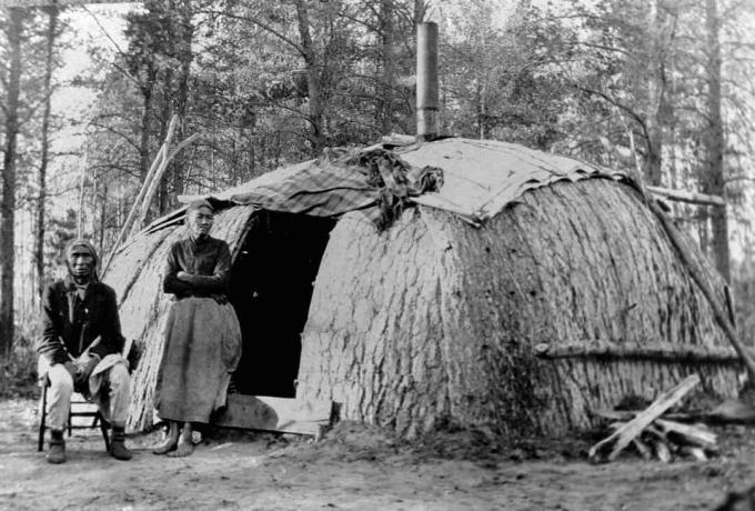 Egy Ojibwa pár a wickiup előtt.