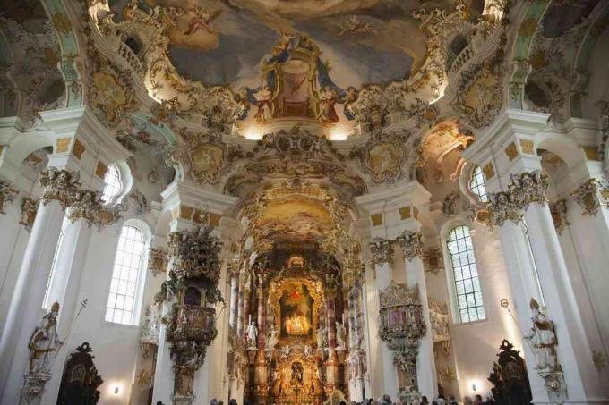 Az egyszerű bajor vidéki templom, a Wieskirche rokokó belső tere