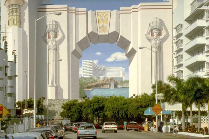 A trompe l'oeil freskója egy egyiptomi boltív épületében, Miami, Florida