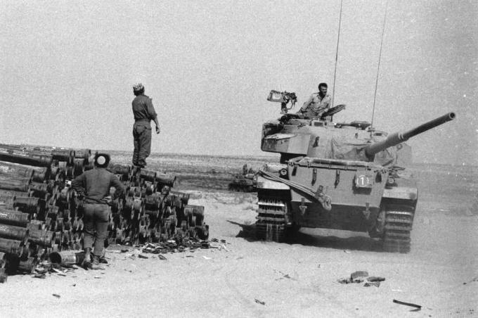 Izraeli tartály a Sinai-n, 1973-ban a tápegységnél.