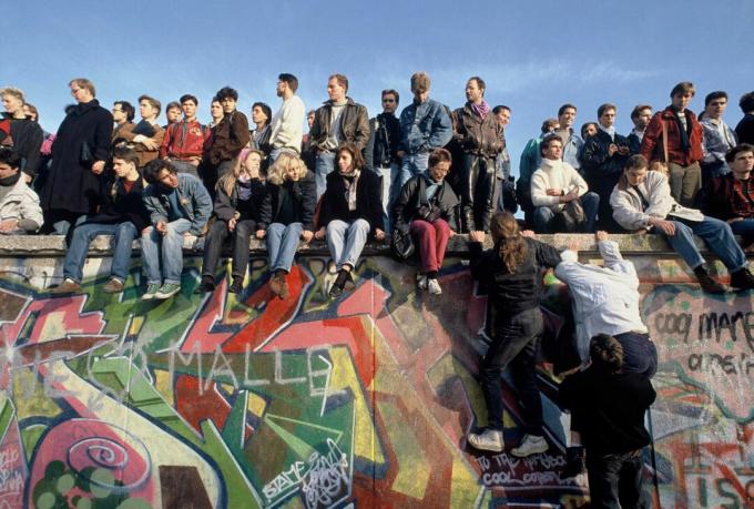 Az emberek 1989. november 10-én ünneplik a berlini falra.
