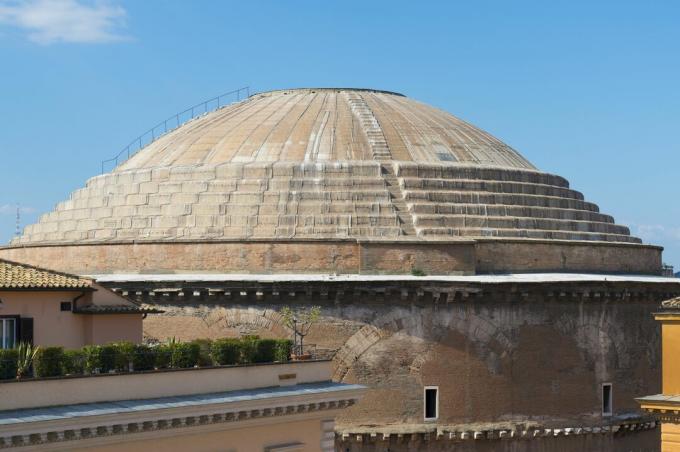 hatalmas beton kupola lépcsőkkel a kupolán