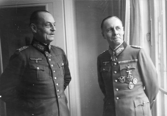 Gerd von Rundstedt és Erwin Rommel német katonai egyenruhában álltak az ablak mellett.