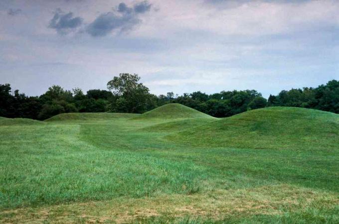 Kilátás a Mound City-re a Hopewell Kultúra Nemzeti Történelmi Parkban, a mai város közelében, Chillicothe Ohio