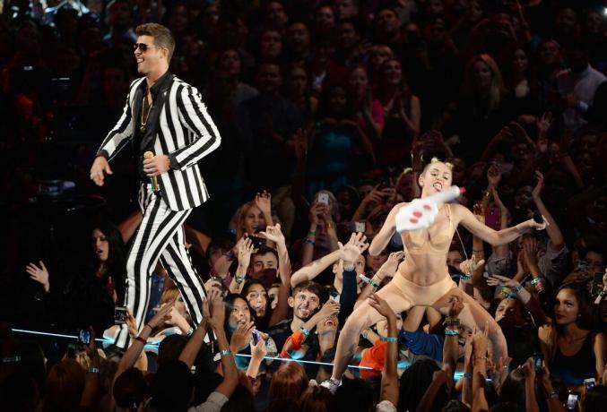 Robin Thicke és Miley Cyrus a 2013-as MTV Videó Zenei Díj alatt mutatkoznak be a Barclays Központban, 2013. augusztus 25-én, New York-i Brooklyn kerületében.