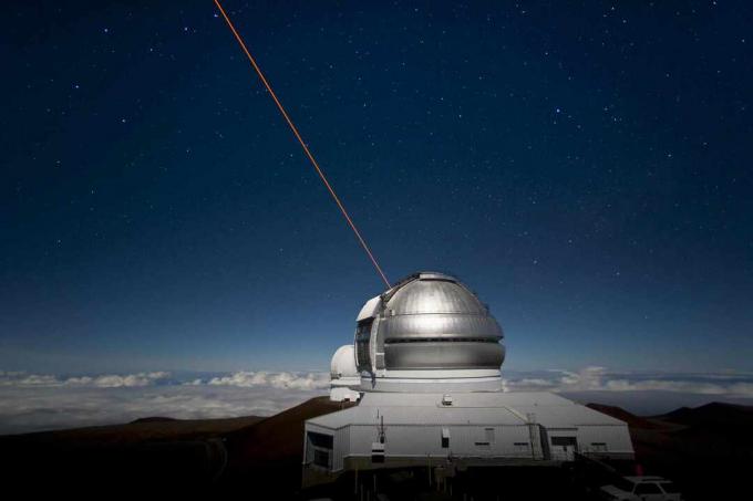 A Gemini Observatory North lézervezető csillagrendszerrel működik.