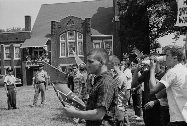 Diákok tömege az alabamai birminghami Woodlawn High Schoolban, a Konföderációs zászlót lobogtatva a birminghami kampány kezdete ellen, 1963. május