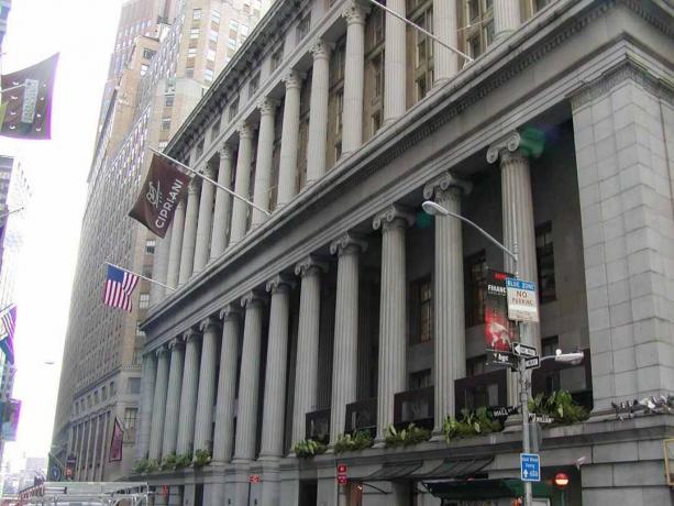 Fotó az 55 Wall Street épület oszlopsoraival.