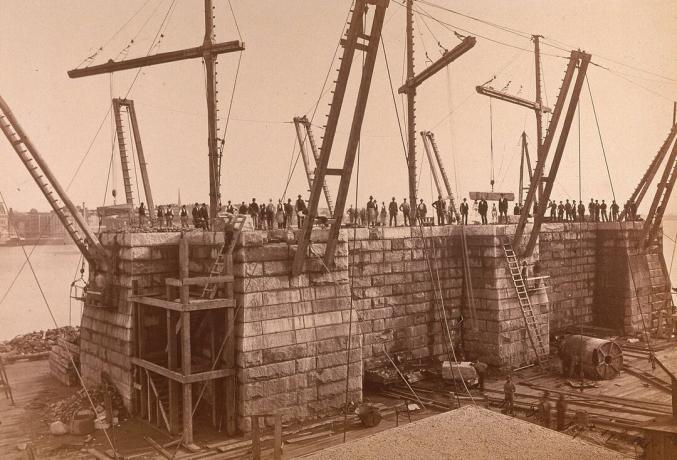 Fénykép egy Brooklyn Bridge-torony építés alatt.