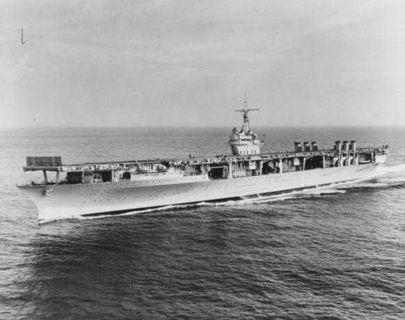 Repülőgép-hordozó Uss Ranger a tengeren üres fedélzeti fedélzettel.