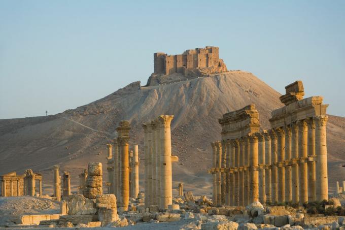 A Qala'at ibn Maan a szíriai Palmyra nagy oszlopsorára néz