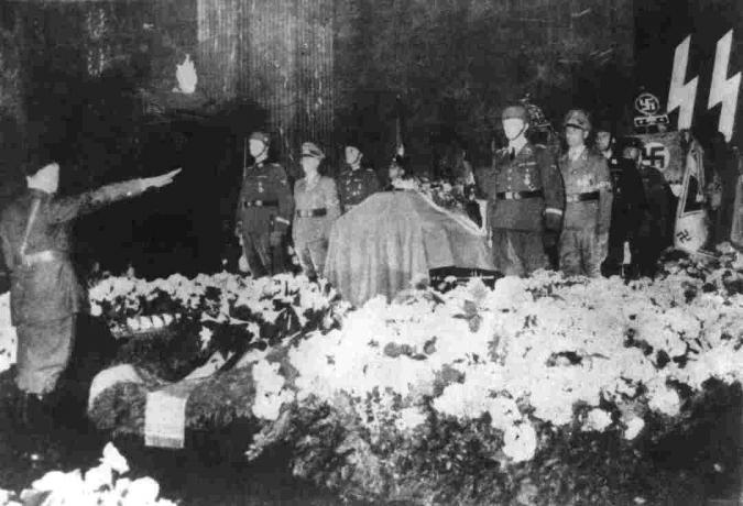 fénykép Hiterről Reinhard Heydrich temetésén