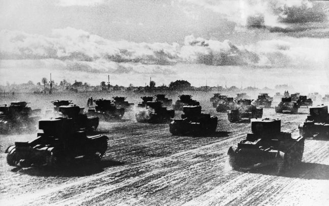 A frontra rohanó orosz tankok, 1941. június.