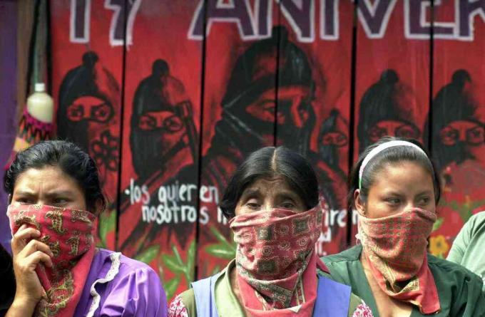 Három Zapatista nő álarcos arccal