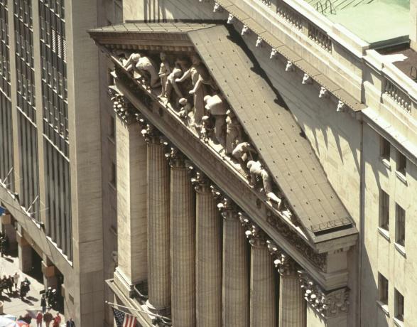 A NYSE Broad Street homlokzata felülről, lépcső, tetőablak