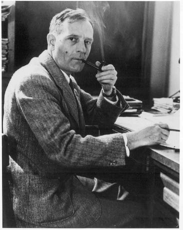 Edwin P. Hubble, a csillagász, aki a Mount Wilson 100 hüvelykes távcsövet használta távoli galaxisok megfigyelésére. Munkája vezetett a bővülő világegyetem felfedezéséhez.