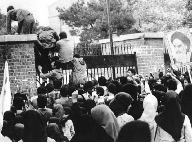A raninan hallgatók megtámadják az amerikai teheráni nagykövetséget, 1979. november 4