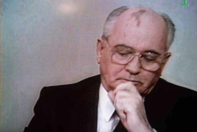 Mihail Gorbacsov szovjet elnök úgy néz ki