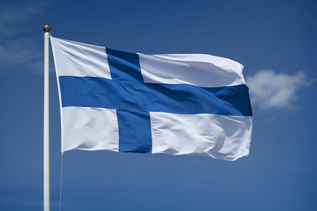 Felvont finn zászló kék ég háttérrel