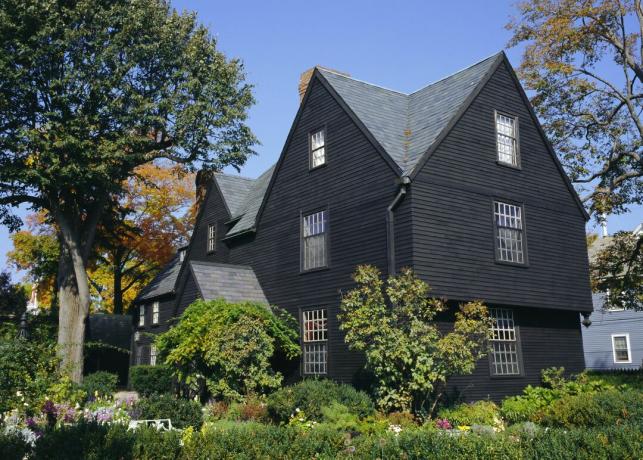 A hét gable sötét színű háza, 1668, Salem, MA, Nathaniel Hawthorne híressé