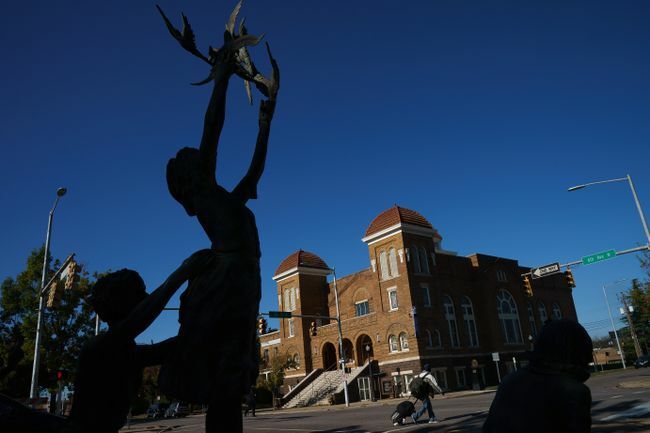 Kilátás a „Négy szellem” szoborra és a 16. utcai baptista templomra Birminghamben, Alabama államban.