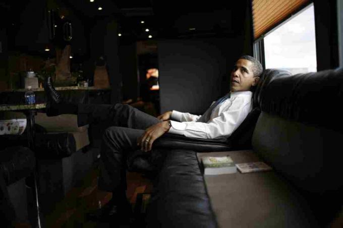 Barak Obama pihentető a 2008. évi kampánytúra buszon