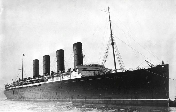 Oldalnézetből a bélés RMS Lusitania.