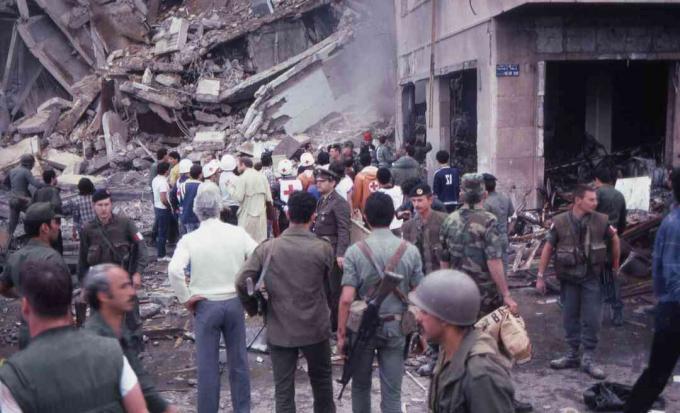 Katonák és segélyadók tömege áll a pusztítások és károk közepette a libanoni Bejrút-i Amerikai Nagykövetség 1983. április 18-i öngyilkos merényletének helyszínén.