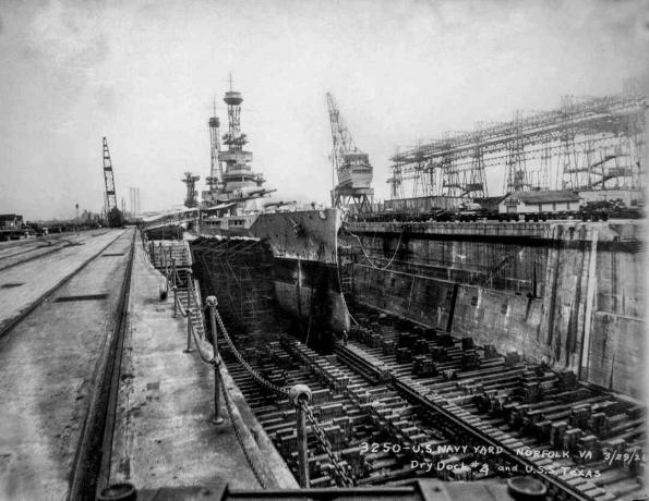 Csatahajó USS Texas (BB-35) 1926-os száraz dokkban.