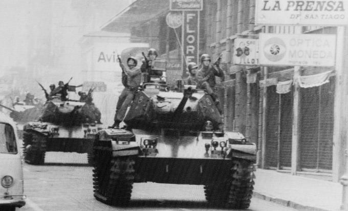 A katonák harckocsik tetején közlekednek a chilei Santiago utcáin, amint Augusto Pinochet hadsereg tábornok esküt tesz az elnökre.