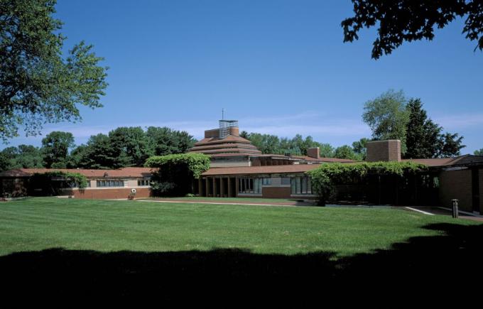 Wright szárnyszéle, a Herbert F. A Johnson House szervesen alacsony a talajhoz, tégla és központi kémény