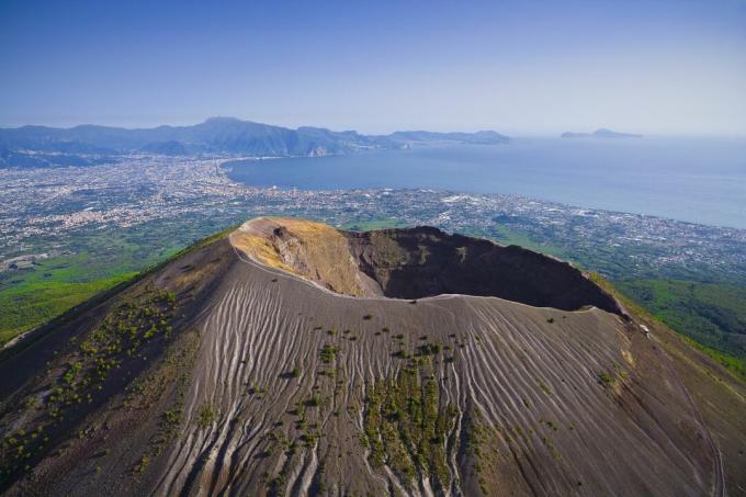 A Vesuvius-hegy láva tartalmaz biotitot.