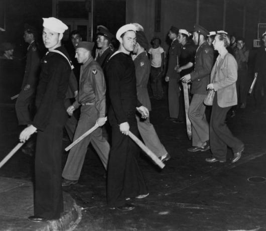 Amerikai tengerészek és tengerészgyalogosok botokkal felfegyverzett bandái a Zoot Suit Riots idején, Los Angelesben, Kaliforniában, 1943. június.