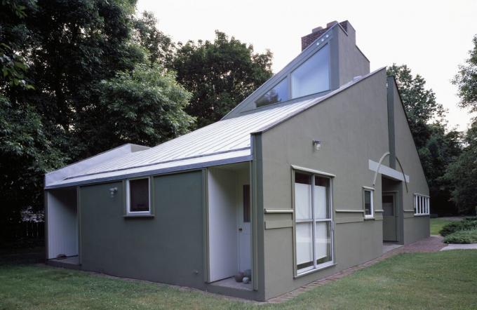 aszimmetrikus szögletes ház kiterjesztett tetőablakokkal és mellvédekkel