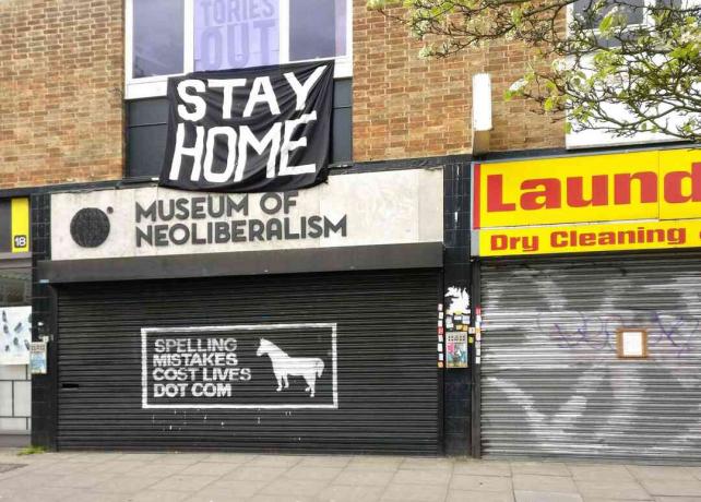 Nagy STAY HOME jel a neoliberalizmus bezárt múzeuma felett, Lewsiham, London, Anglia.