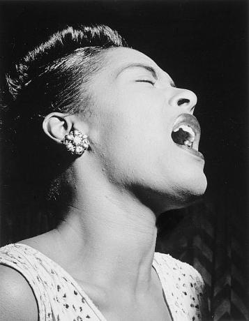 Billie Holiday énekel, fekete-fehér fénykép.