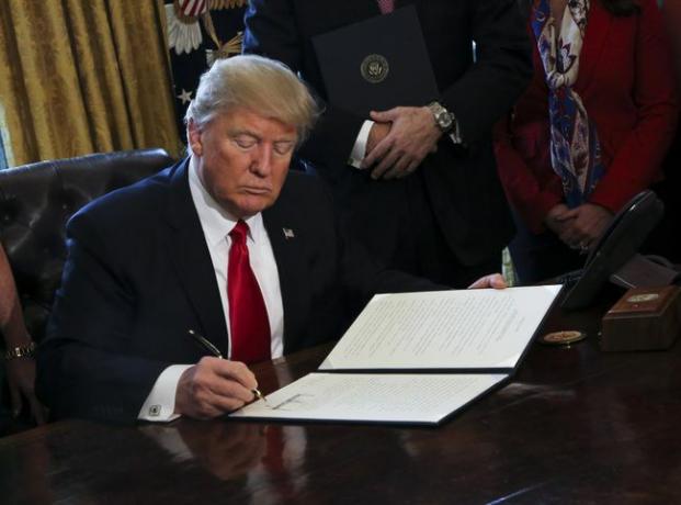Donald Trump amerikai elnök végrehajtási rendeleteket ír alá, beleértve a Dodd-Frank Wall Street felülvizsgálatát az Obama-korszak pénzügyi szabályozásának visszavonása érdekében.