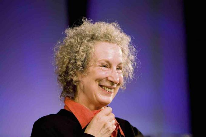 Kép Margaret Atwood mosolyogva, lila háttérrel