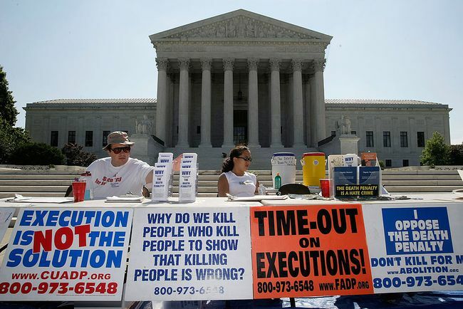 Aktivisták vesznek részt a halálbüntetés elleni virrasztáson az Egyesült Államok Legfelsőbb Bírósága előtt 2008. július 1-jén Washingtonban.